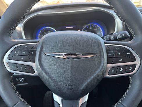 Used 2025 Chrysler Pacifica Select image 30