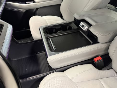 Used 2025 Ford Expedition Platinum image 16