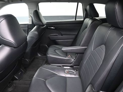 Used 2022 Toyota Highlander XLE image 29