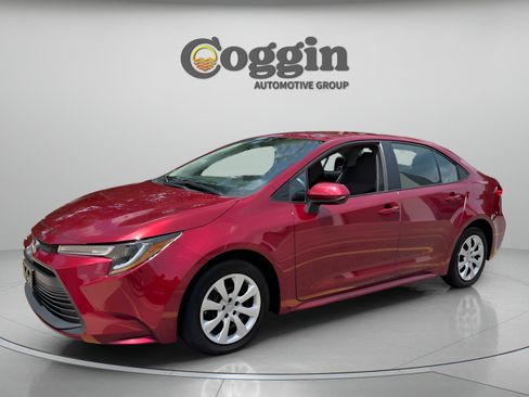 Used 2025 Toyota Corolla LE FWD image 1