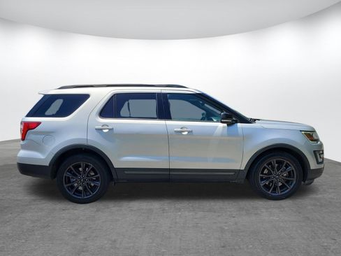 Used 2017 Ford Explorer XLT w/ Equipment Group 202A FWD image 27