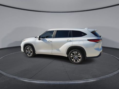 Used 2023 Toyota Highlander XLE FWD image 6