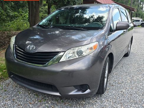 Used 2014 Toyota Sienna LE FWD image 1