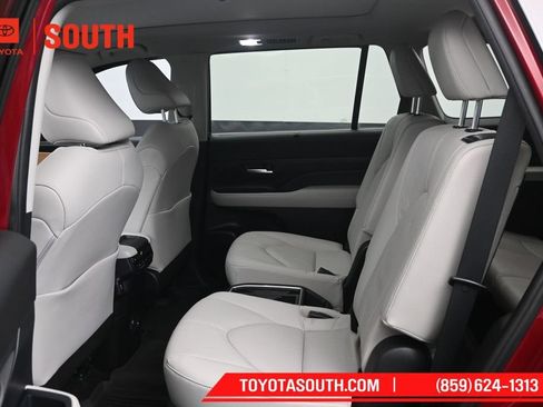 Used 2024 Toyota Grand Highlander AWD image 10