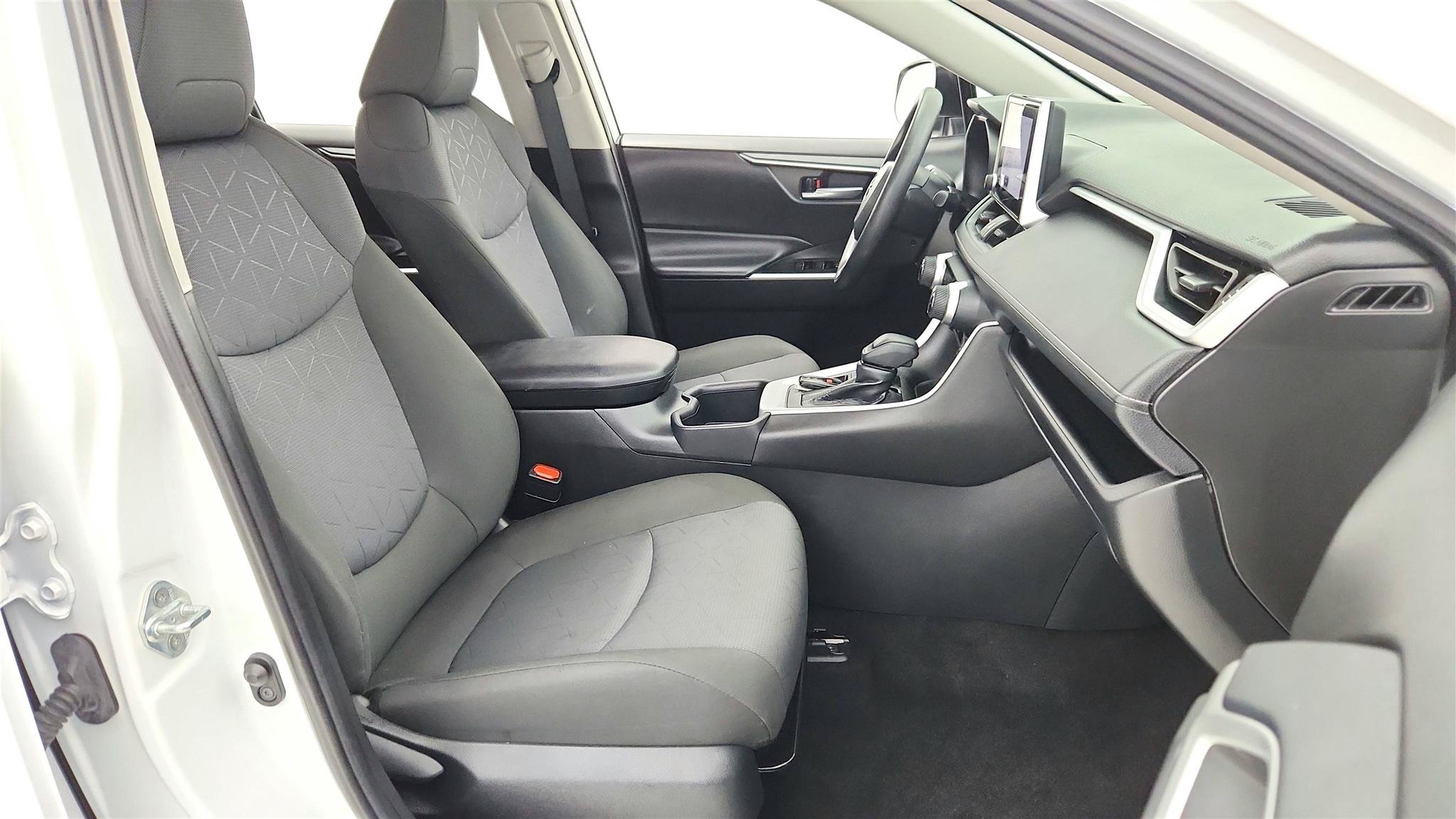 Used 2025 Toyota RAV4 XLE FWD image 18
