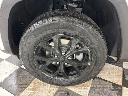 Used 2026 Jeep Grand Cherokee Altitude AWD/4WD image 5