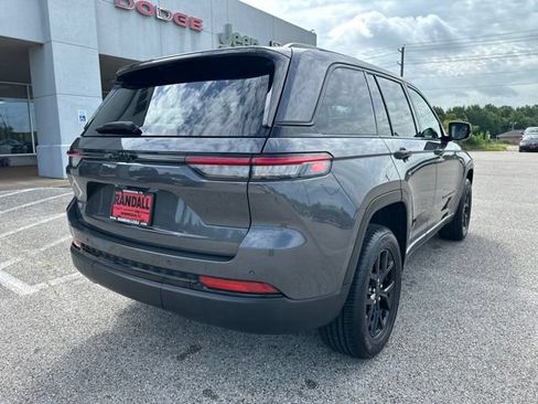 Used 2024 Jeep Grand Cherokee Altitude RWD image 7