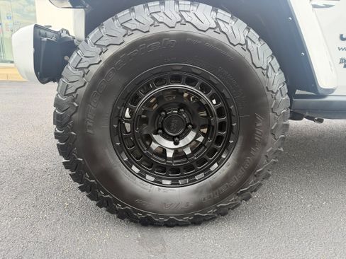 Used 2021 Jeep Wrangler Unlimited Sahara AWD/4WD image 10