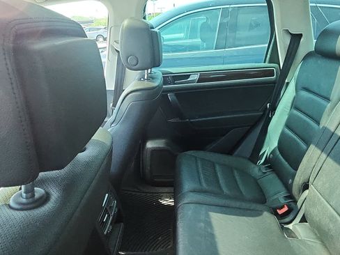 Used 2016 Volkswagen Touareg TDI AWD/4WD image 9