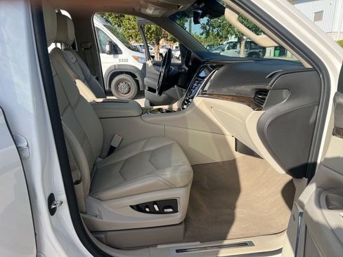 Used 2019 Cadillac Escalade ESV Premium Luxury image 54