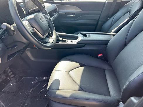 Used 2025 Toyota Grand Highlander FWD image 11