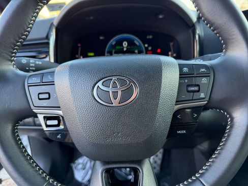 Used 2025 Toyota Camry SE image 28