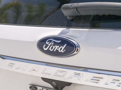 Used 2017 Ford Explorer XLT w/ Equipment Group 202A FWD image 11