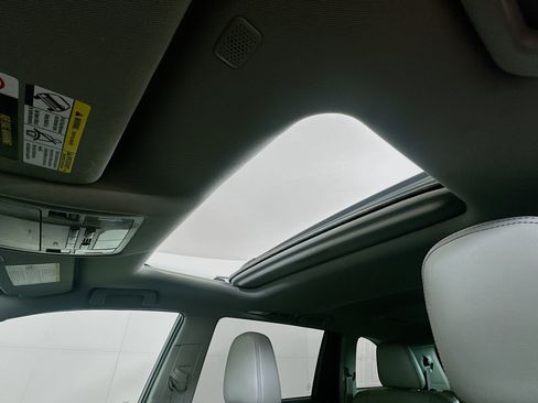 Used 2019 Toyota Highlander XLE FWD image 25