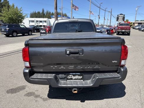 Used 2017 Toyota Tacoma TRD Sport w/ Tow Package AWD/4WD image 7