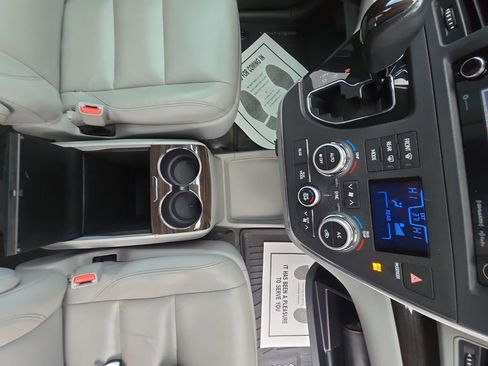 Used 2018 Toyota Sienna XLE image 18
