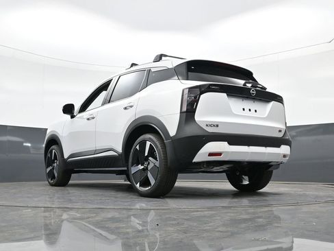 New 2025 Nissan Kicks SR FWD image 18