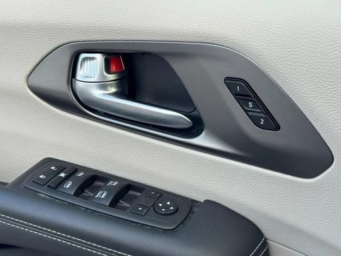Used 2024 Chrysler Pacifica Touring-L FWD image 30