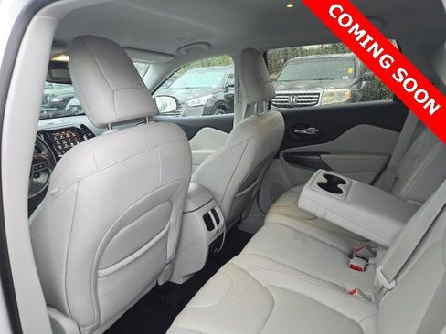 Certified 2019 Jeep Cherokee Limited w/ Luxury Group image 3