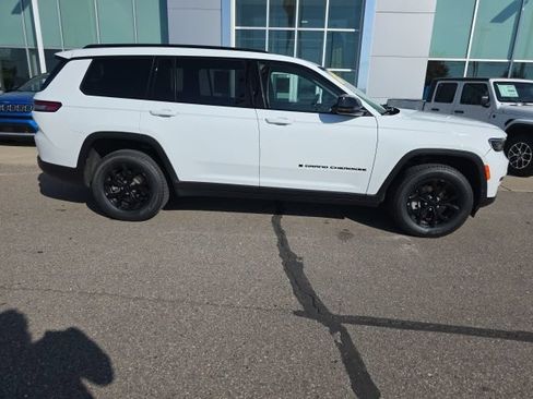 Used 2024 Jeep Grand Cherokee L Laredo AWD/4WD image 4