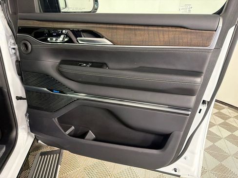 Used 2023 Jeep Grand Wagoneer Series II AWD/4WD image 16