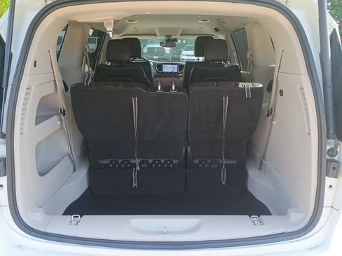 Used 2023 Chrysler Pacifica Touring-L FWD image 17
