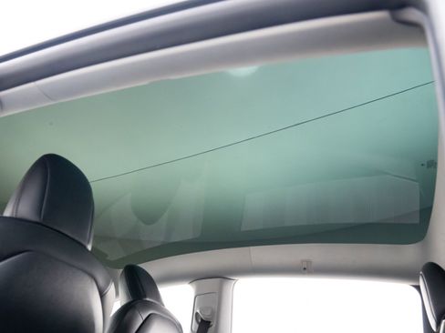 Used 2022 Tesla Model Y Long Range image 11