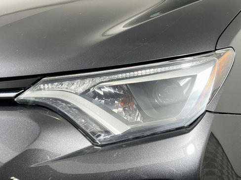 Used 2018 Toyota RAV4 XLE AWD/4WD image 12