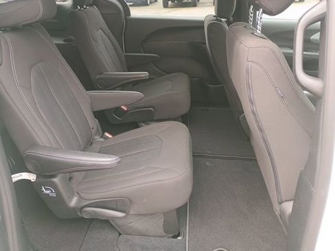 Used 2024 Chrysler Pacifica Touring FWD image 15