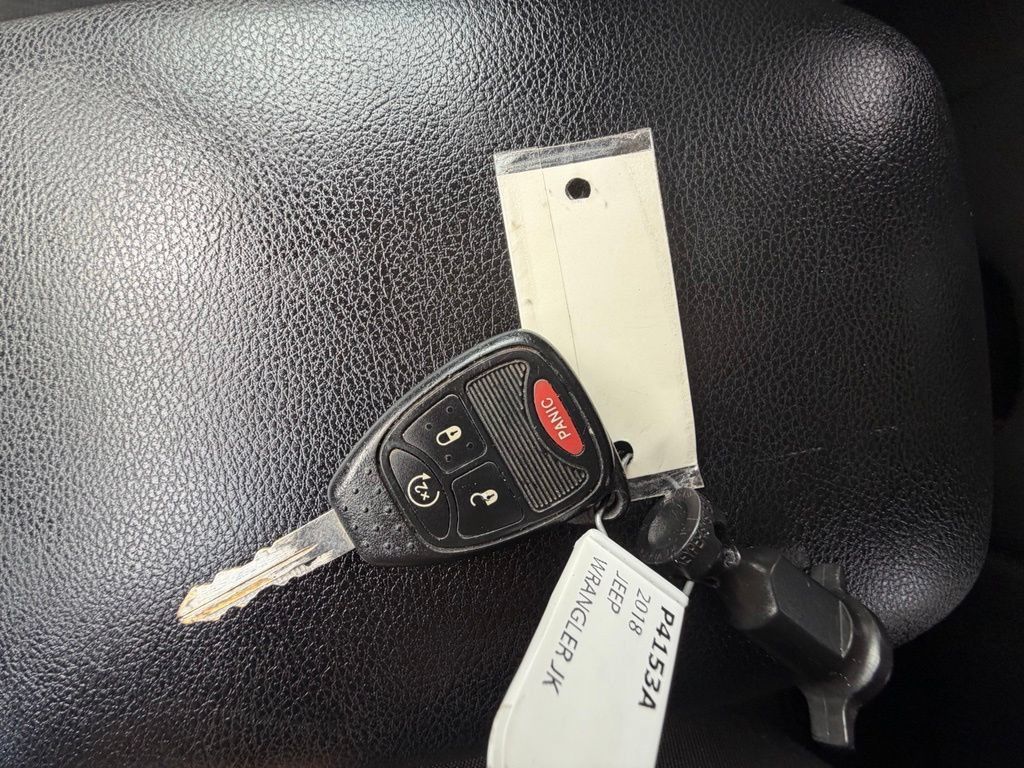 Used 2018 Jeep Wrangler Unlimited Sahara w/ Connectivity Group AWD/4WD image 34
