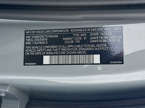 Used 2025 Volvo XC60 B5 Plus image 12