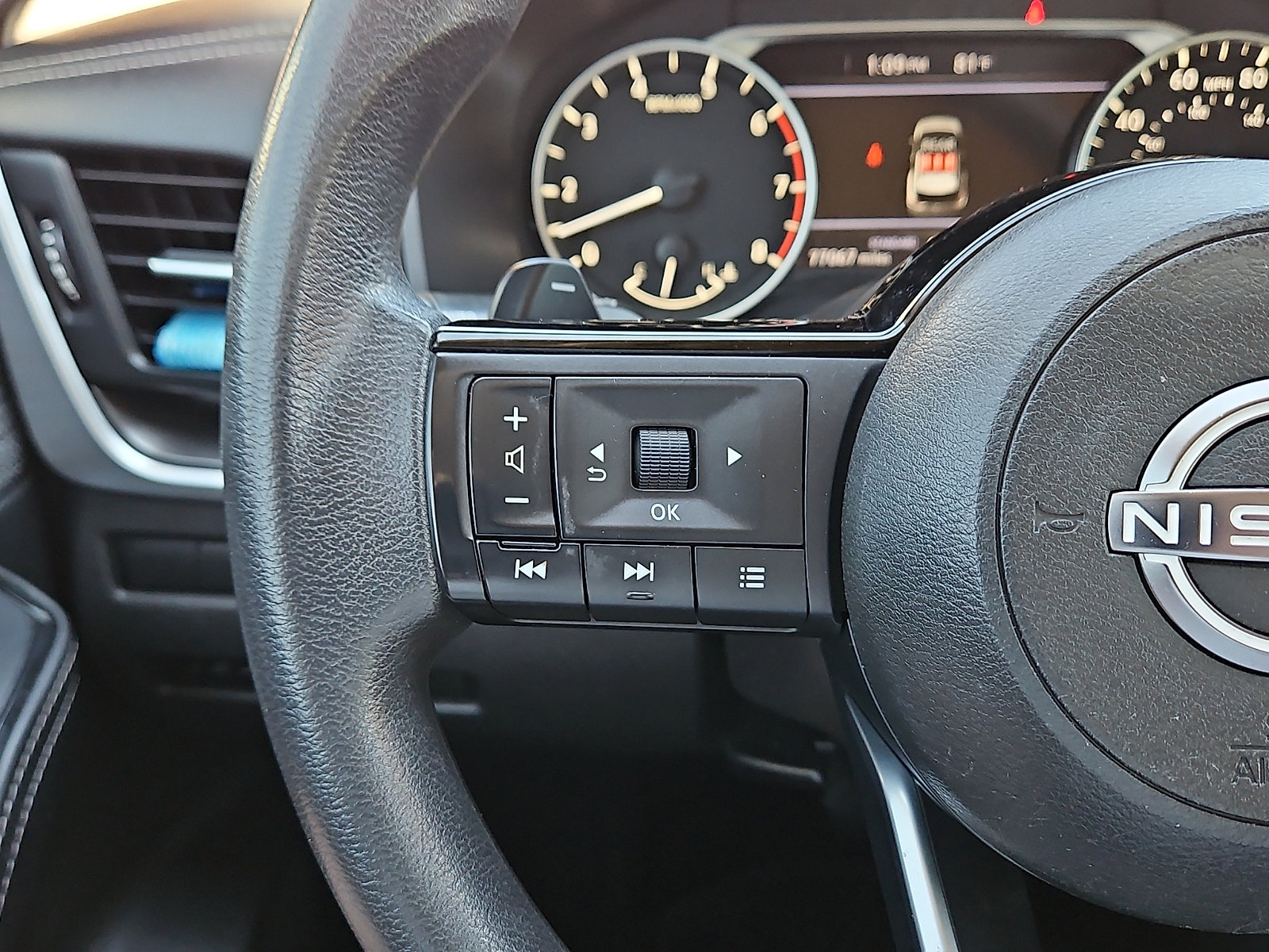 Used 2023 Nissan Rogue SV FWD image 16