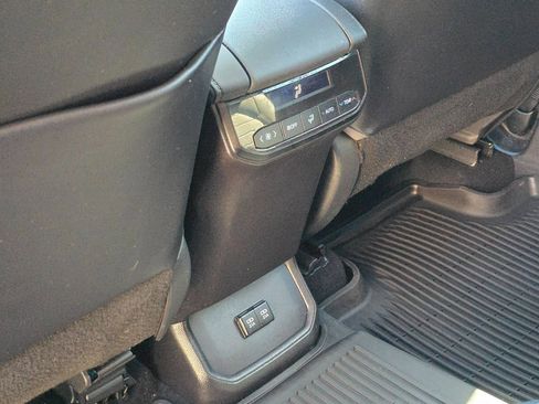 Used 2020 Toyota Highlander XLE image 28