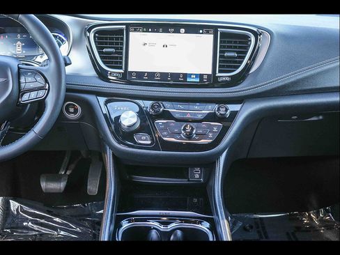 Used 2022 Chrysler Pacifica Limited w/ Uconnect Theater Family Group FWD image 14