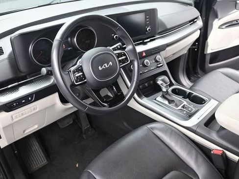 Used 2024 Kia Carnival LX image 13
