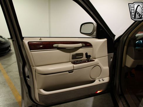 Used 2003 Lincoln Town Car Executive image 12