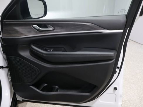 Certified 2023 Jeep Grand Cherokee Limited image 24