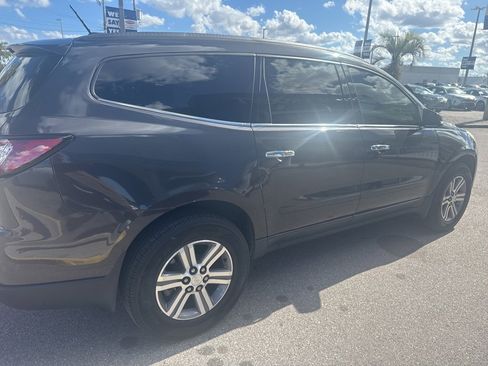 Used 2017 Chevrolet Traverse LT image 3