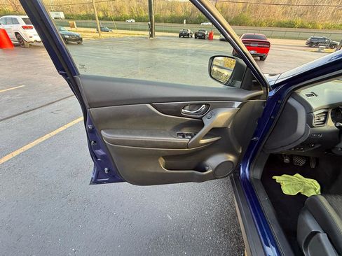 Used 2018 Nissan Rogue S image 12