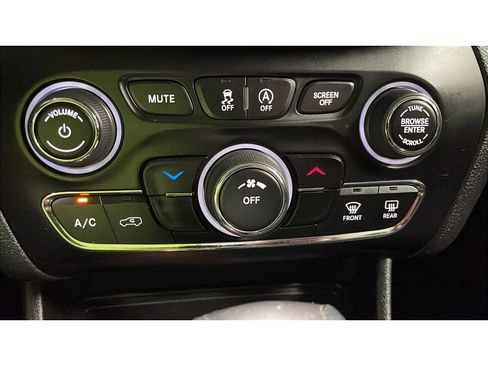 Used 2020 Jeep Cherokee Latitude w/ Cold Weather Group image 13