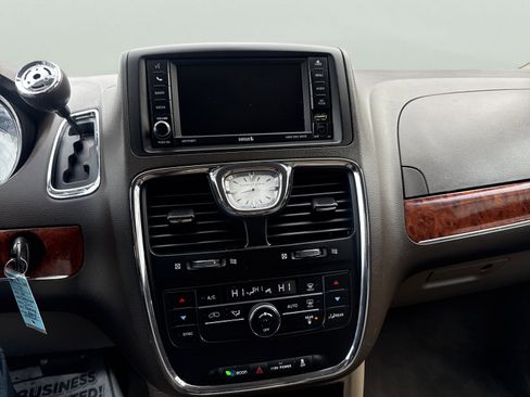 Used 2016 Chrysler Town & Country Touring image 20