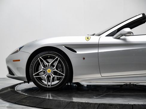 Used 2016 Ferrari California T image 8