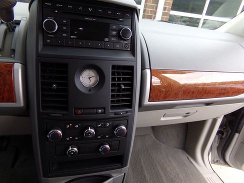 Used 2008 Chrysler Town & Country Touring FWD image 32