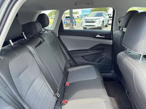 Used 2023 Volkswagen Taos SE image 9