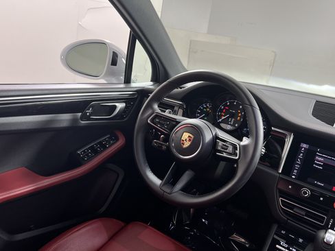 Certified 2025 Porsche Macan AWD/4WD image 12