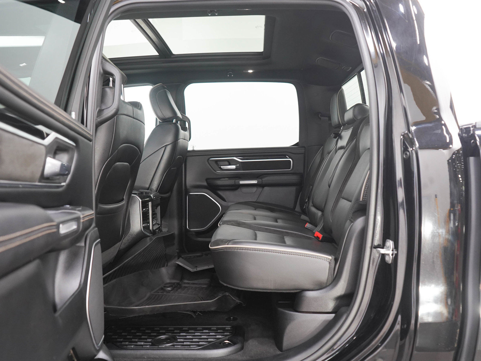 Used 2021 RAM 1500 Laramie AWD/4WD image 17