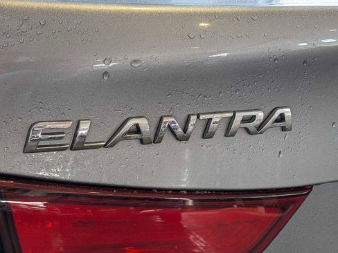 Used 2015 Hyundai Elantra SE image 12