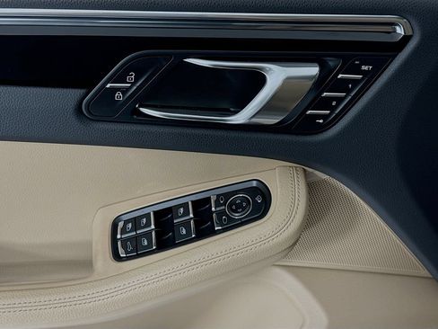 Certified 2025 Porsche Macan AWD/4WD image 11