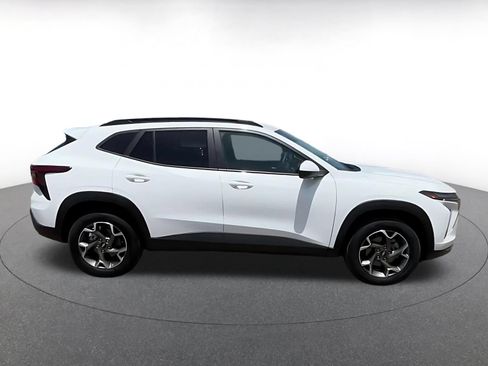 Used 2025 Chevrolet Trax LT FWD image 16