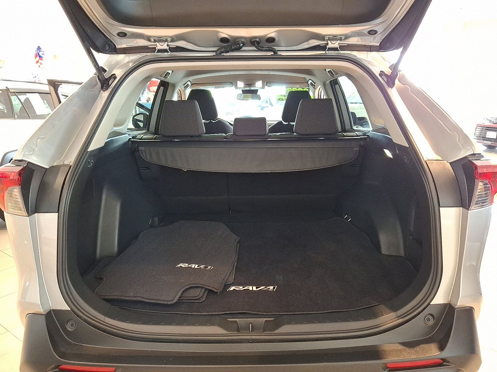 Certified 2022 Toyota RAV4 LE w/ Carpet Mat Package (TMS) AWD/4WD image 27